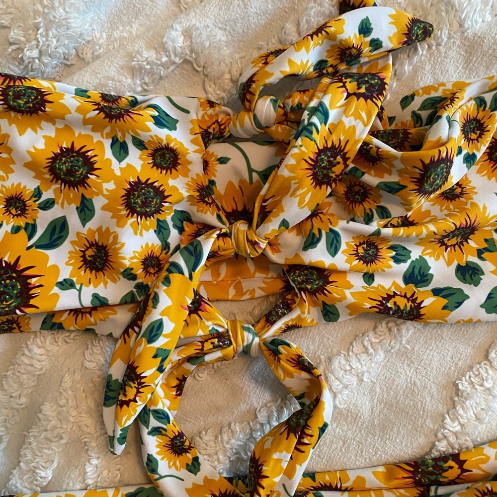 Sunflower bikini - Picture 3 of 5